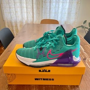 BNIB!  Nike LeBron Witness 6! Size 11.5 in emerald berry